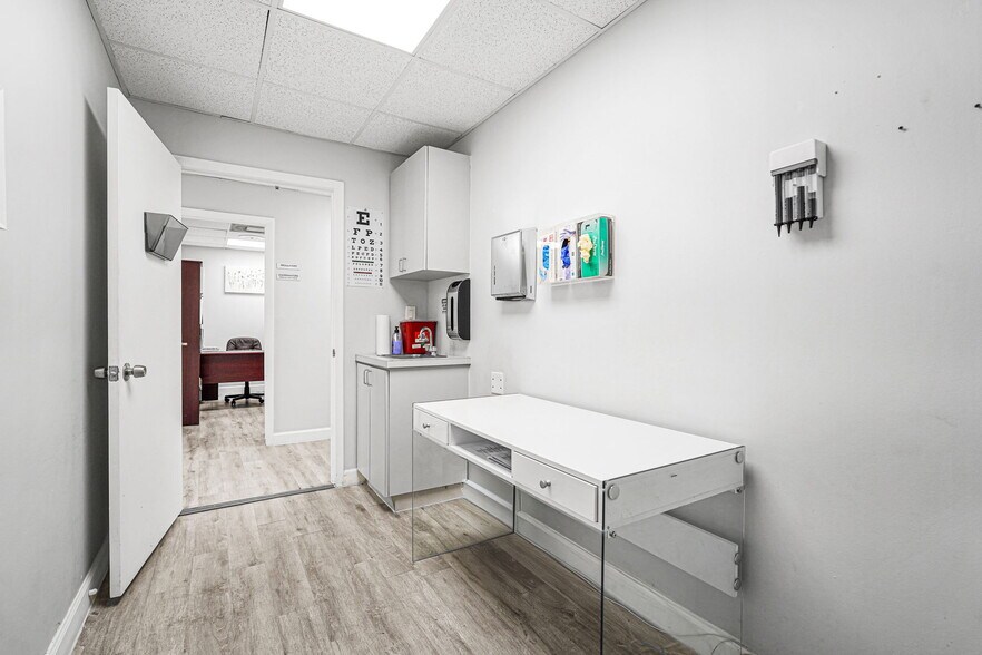 More Photos Of 2645 SW 37th Ave, Miami Medical For Sale