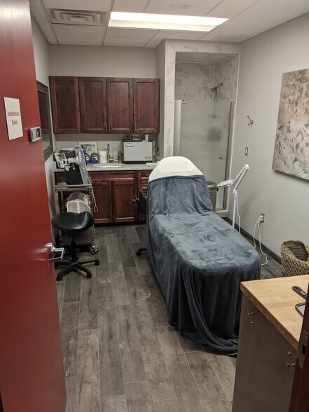 More Photos Of 26 Schroeder Ct, Madison General Retail For Lease