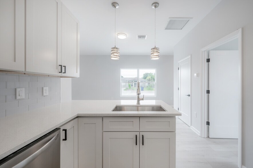 More Photos Of 3921 State St, Tampa Specialty For Sale
