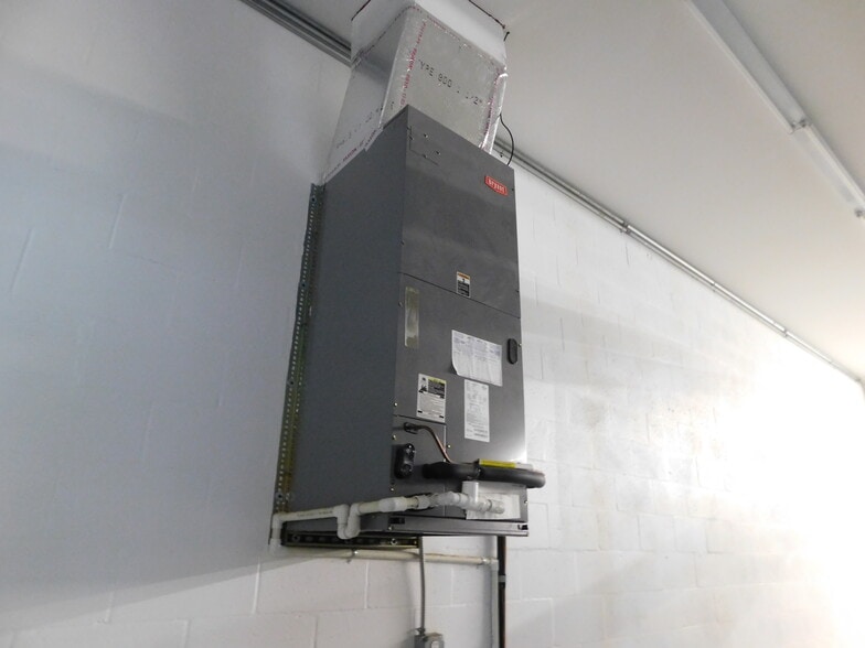 More Photos Of 5060 Industry Dr, Melbourne Manufacturing For Lease