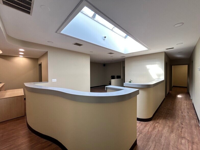 More Photos Of 4956 W Irving Park Rd, Chicago Office For Lease