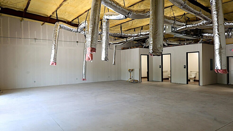 More Photos Of 1504 S Day St, Brenham Storefront Retail Office For Lease