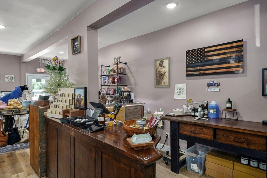 More Photos Of 108 W Mount Vernon St, Nixa Veterinarian Kennel For Sale