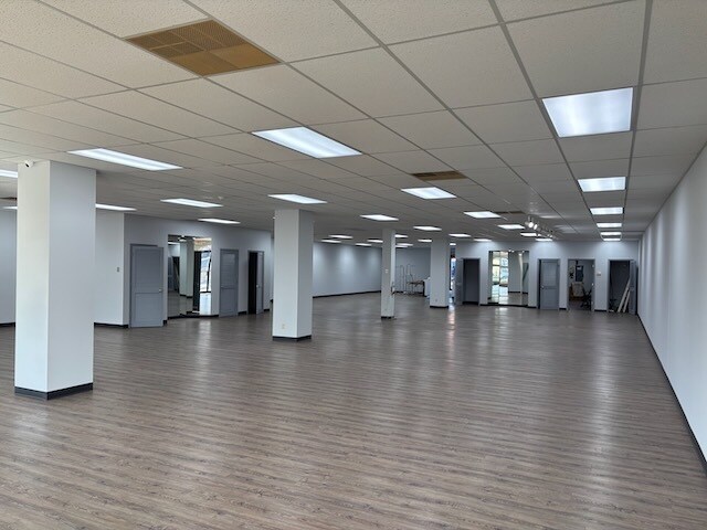 More Photos Of 2225 W Franklin St, Evansville Storefront For Sale