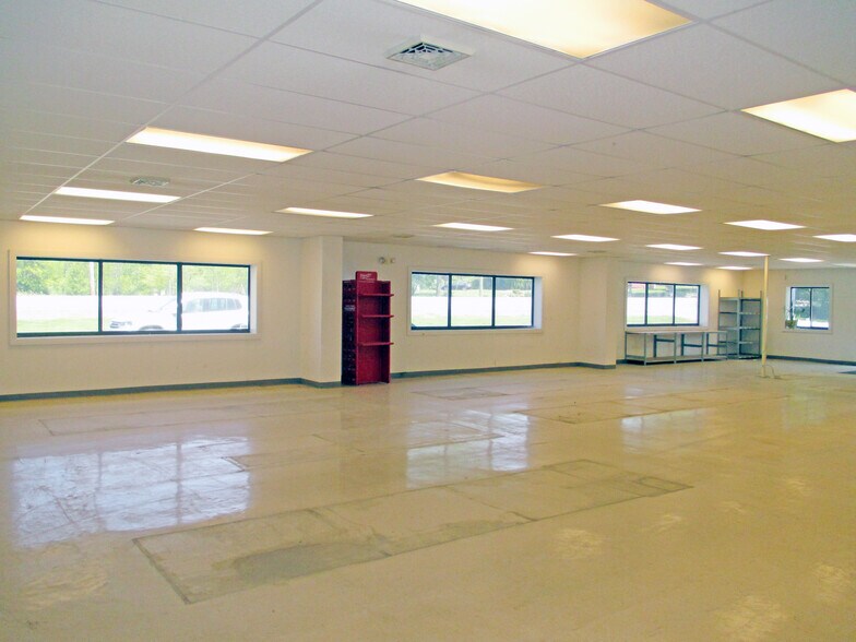 More Photos Of 165 Industrial Dr, Dover Warehouse For Lease