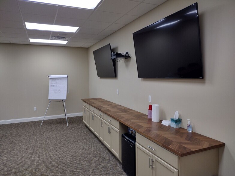 More Photos Of 5207 Belle Wood Ct, Buford Warehouse For Lease