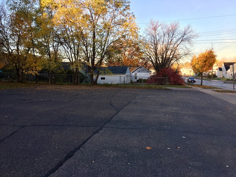 More Photos Of 1319 Birch St, Eau Claire Freestanding For Sale