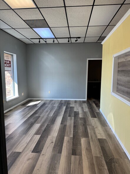 More Photos Of 101 SE 4th St, Moore Office For Lease