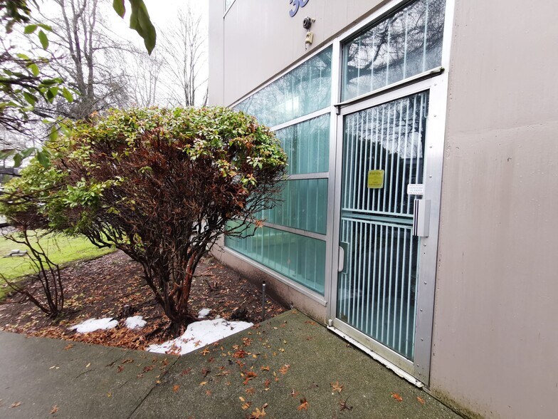 More Photos Of 3871 N Fraser Way, Burnaby Showroom For Lease