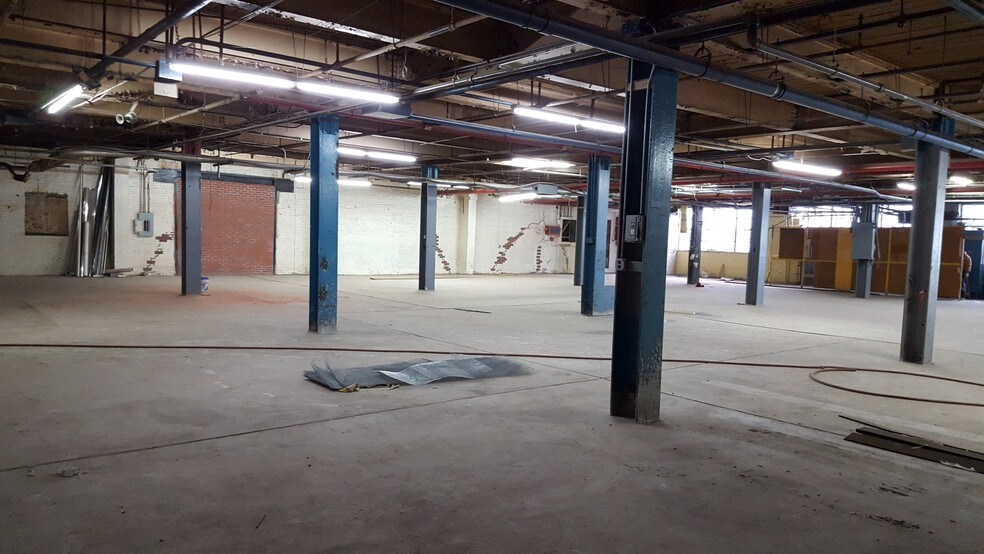 More Photos Of 218 Newell St, Brooklyn Manufacturing For Lease