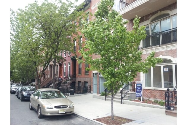 More Photos Of 22 Woodhull St, Brooklyn Showroom For Lease