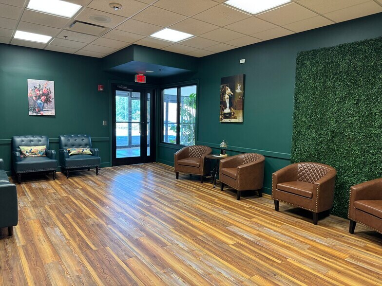 More Photos Of 3715-3733 N Business Dr, Fayetteville Medical For Lease