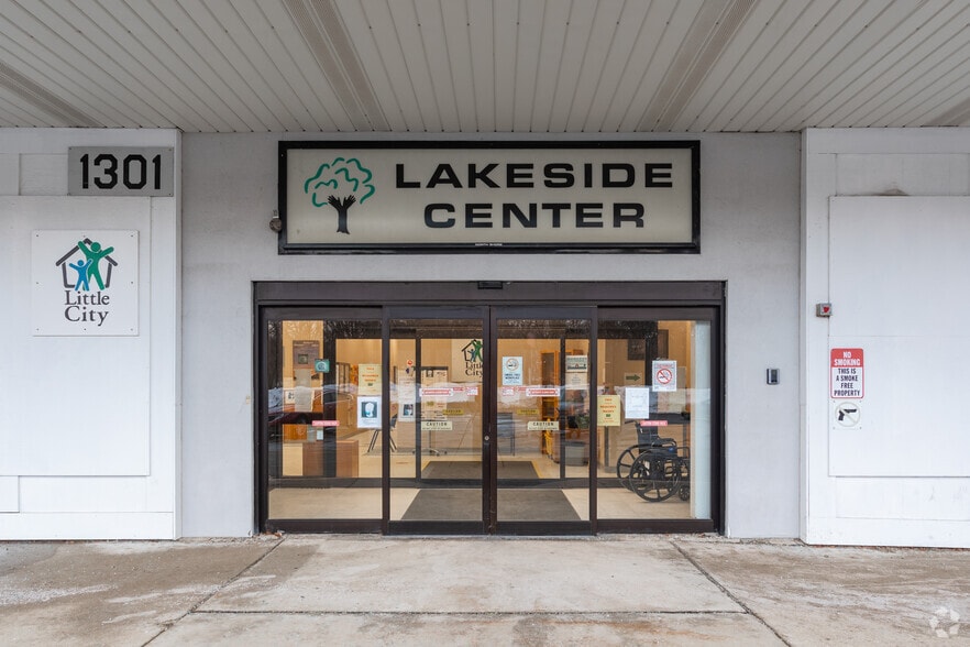 More Photos Of 1301 S Lewis Ave, Waukegan Freestanding For Sale