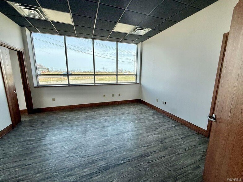 More Photos Of 8555 Packard Rd, Niagara Falls Warehouse For Lease