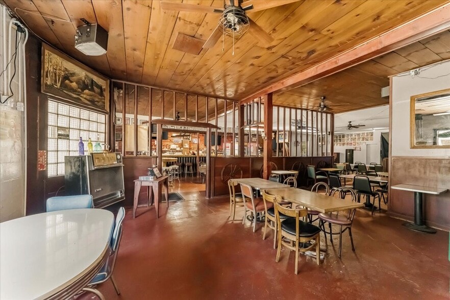 More Photos Of 21375 Main St, Lakehead General Retail For Sale