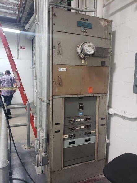 More Photos Of 1020 Chestnut St, Burbank Light Distribution For Lease