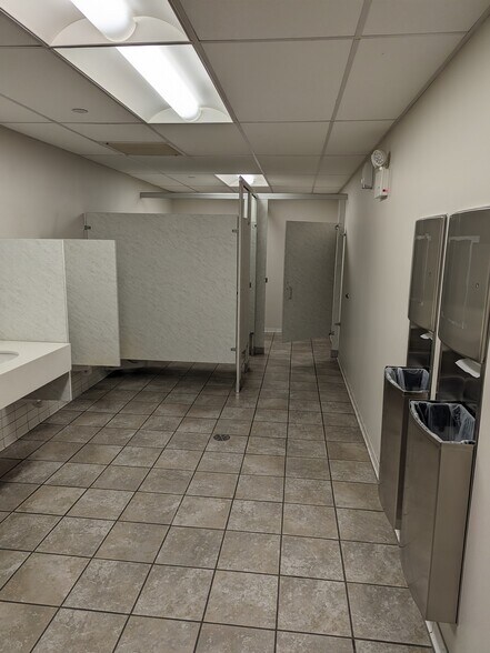 More Photos Of 39-34 43rd St, Long Island City Warehouse For Lease