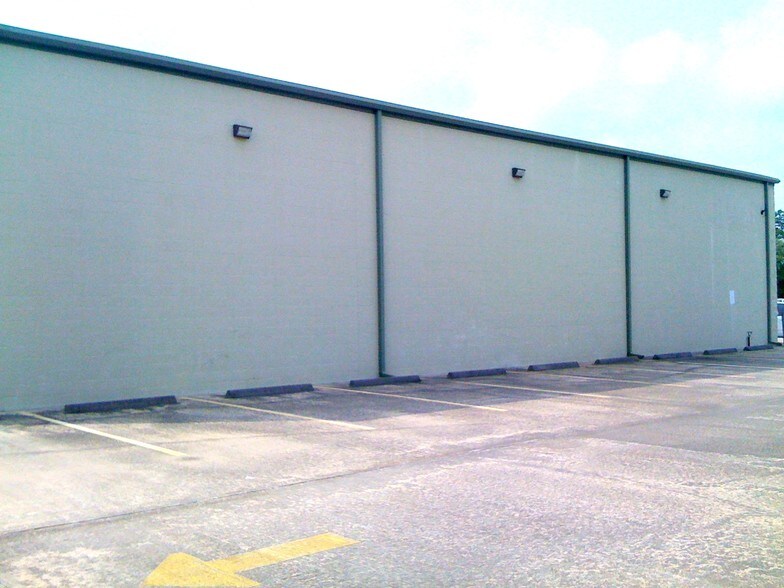 More Photos Of 1561 Live Oak St, Webster Warehouse For Lease