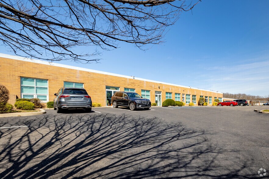 More Photos Of 303 Sunnyside Blvd, Plainview Showroom For Lease