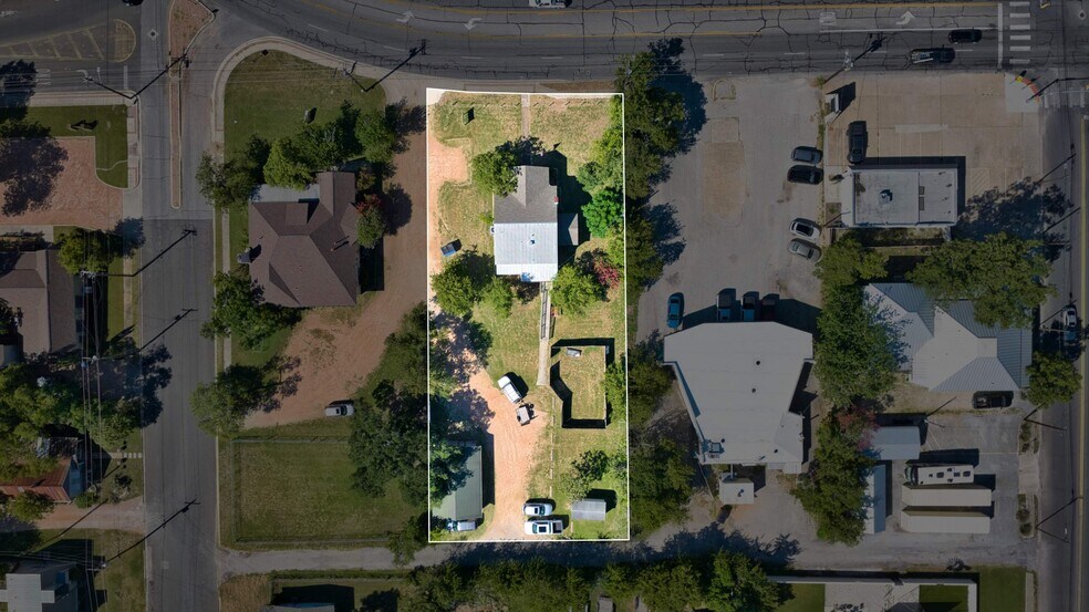 More Photos Of 1016 Main St, Kerrville Office For Sale
