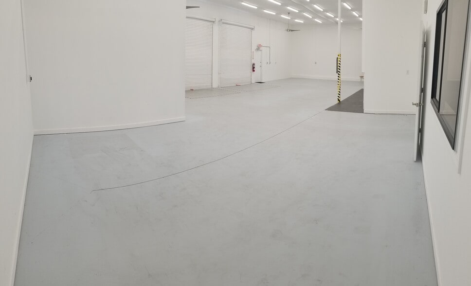 More Photos Of 174 Semoran Commerce Pl, Apopka Light Distribution For Lease