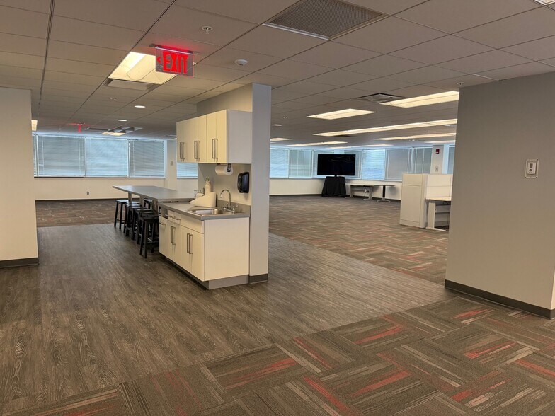 More Photos Of 10100 Linn Station Rd, Louisville Office For Lease