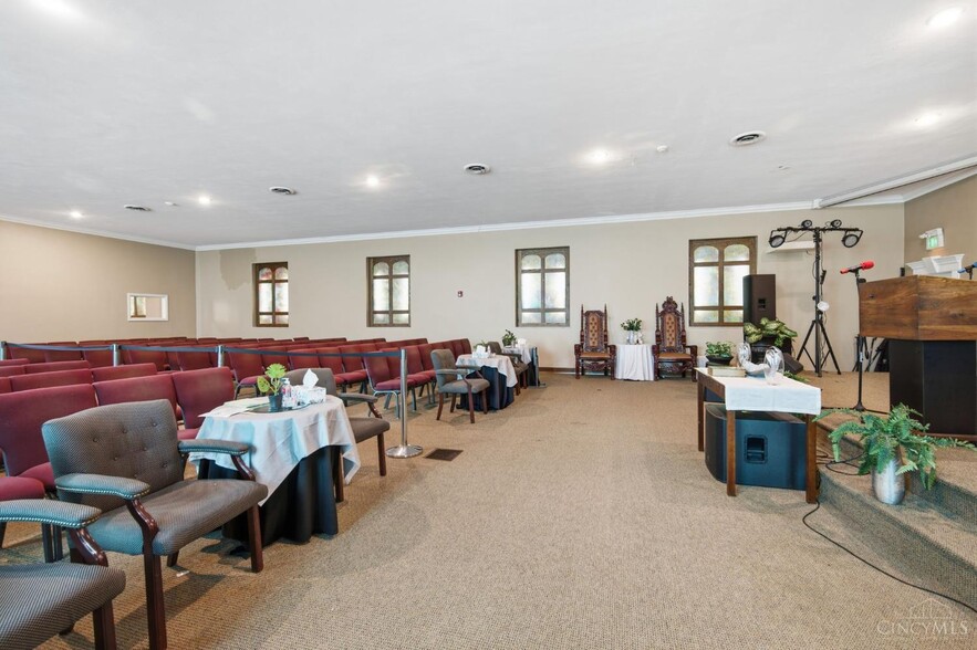 More Photos Of 810 N Broadway St, Lebanon Religious Facility For Sale