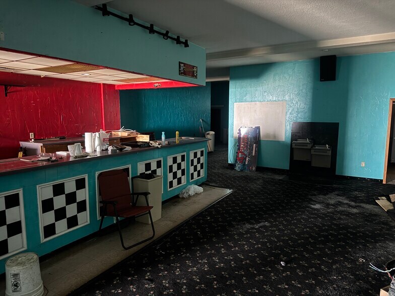 Primary Photo Of 208 Wolf River Plz, New London Sports And Entertainment For Sale