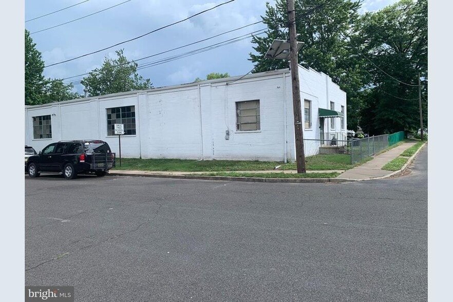 More Photos Of 718 Rennie St, Hamilton Warehouse For Sale