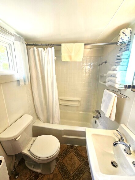 More Photos Of 24 Harris Point Rd, Eastport Hotel For Sale