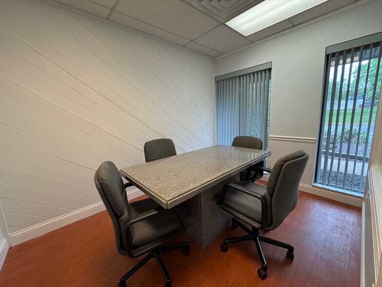 More Photos Of 14378-14390 Woodlake Dr, Town and Country Office For Sale