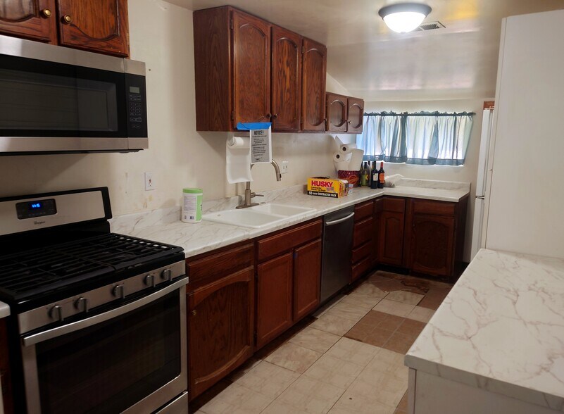 More Photos Of 105 E Woodward Ave, Keenesburg Light Distribution For Sale
