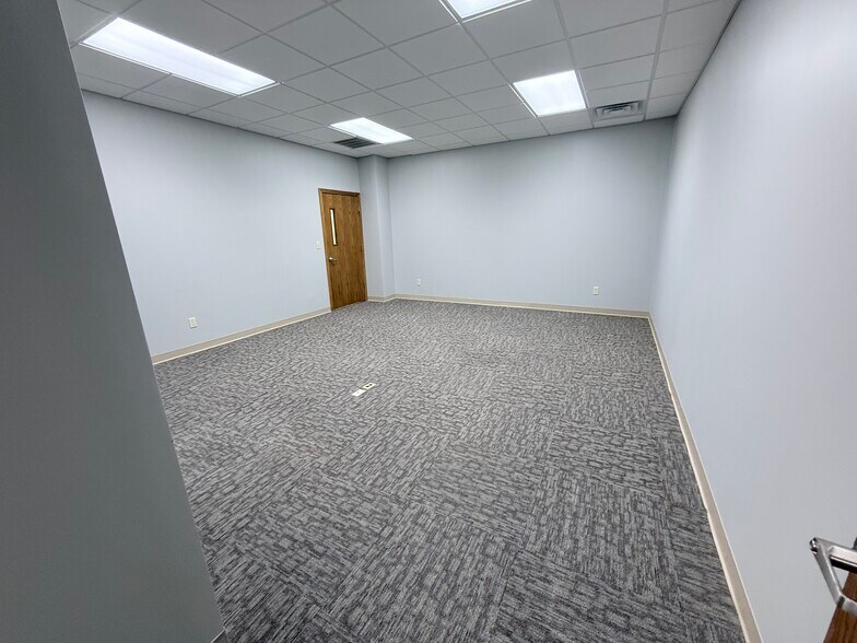 More Photos Of 431 13th St, Franklin Office For Sale