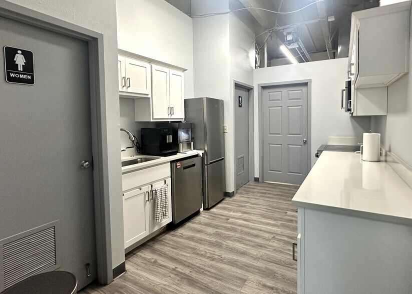 More Photos Of 3965 N Academy Blvd, Colorado Springs Freestanding For Sale