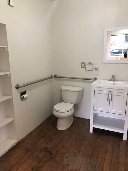 More Photos Of 1733-1737 SE Morrison St, Portland Apartments For Lease