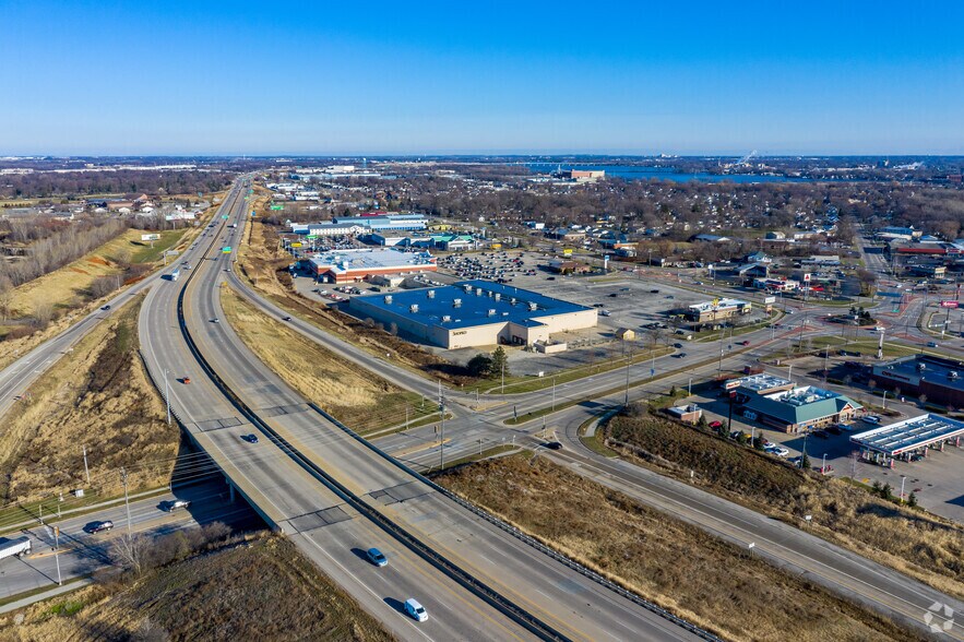 More Photos Of 699 S Green Bay Rd, Neenah Unknown For Lease
