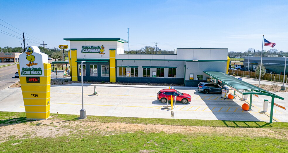 Primary Photo Of 1720 N Velasco St, Angleton Carwash For Sale