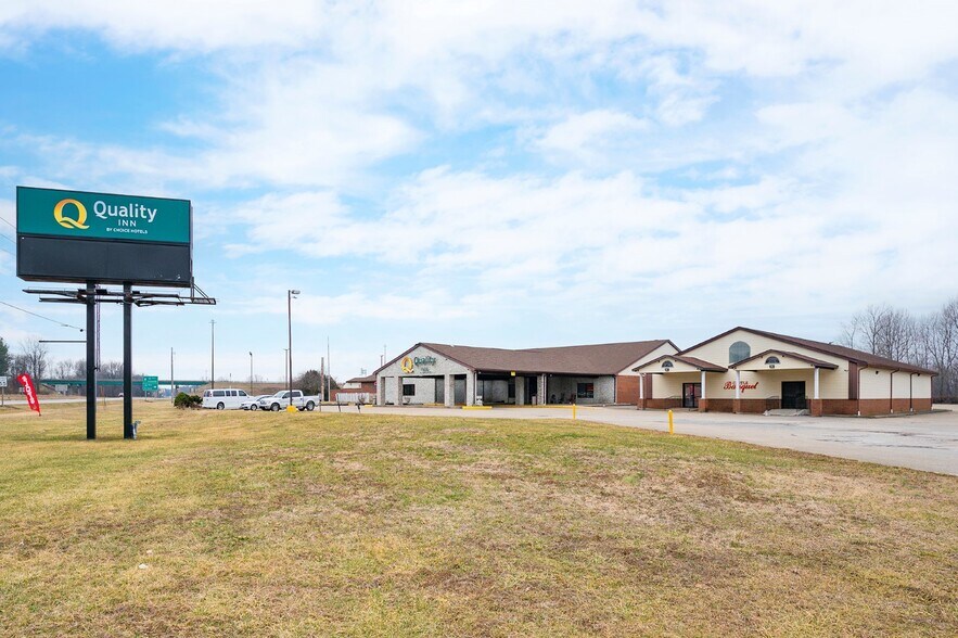 More Photos Of 2200 S Court St, Grayville Hotel For Sale