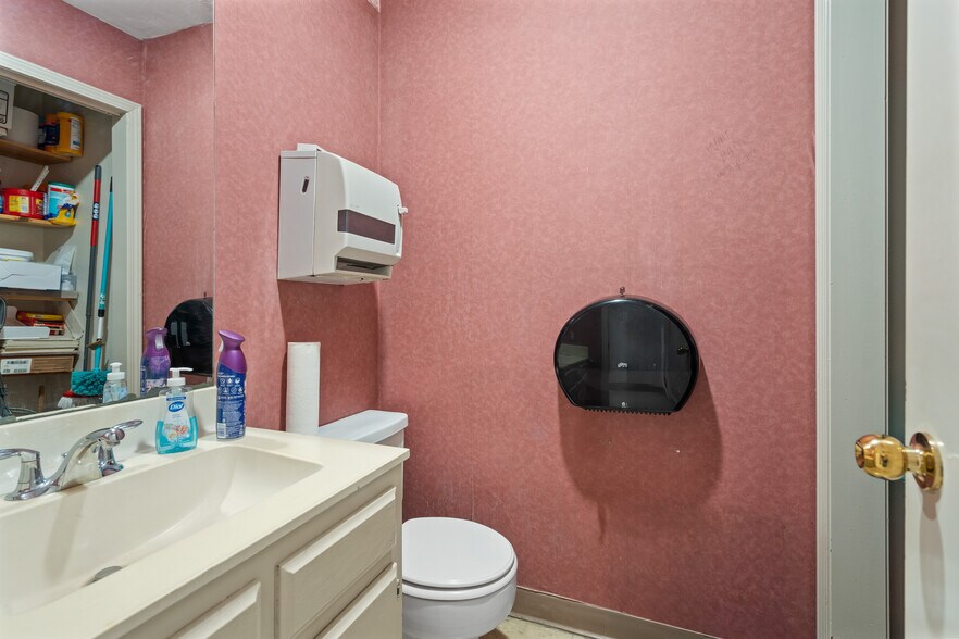 More Photos Of 715 12th Ave NW, Ardmore Medical For Sale