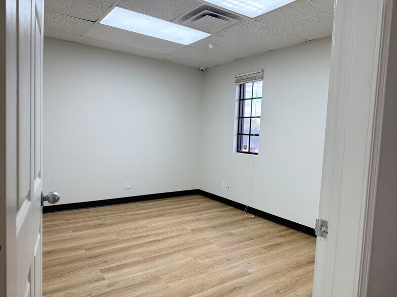 More Photos Of 413 N Walnut Ave, Broken Arrow Warehouse For Lease