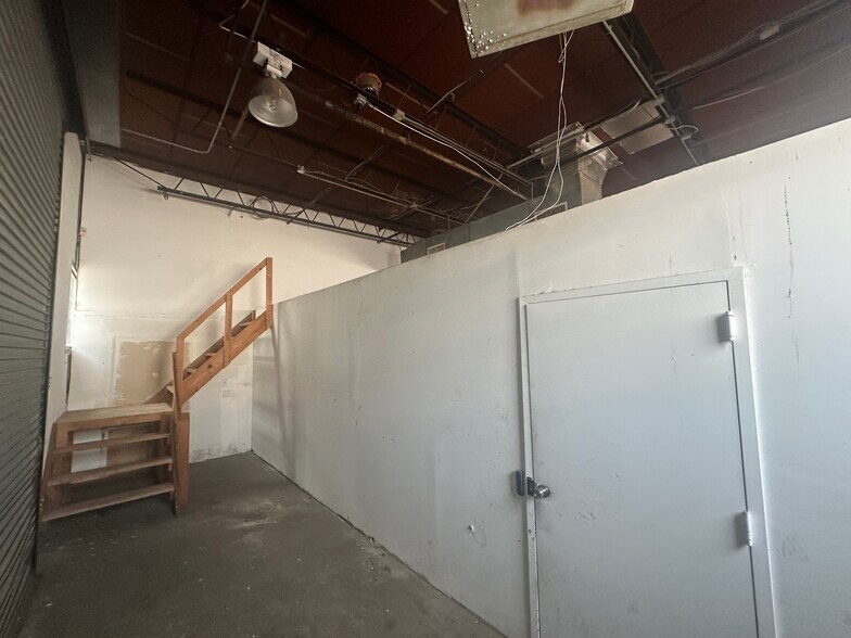 More Photos Of 565 Oak St, Copiague Industrial For Sale