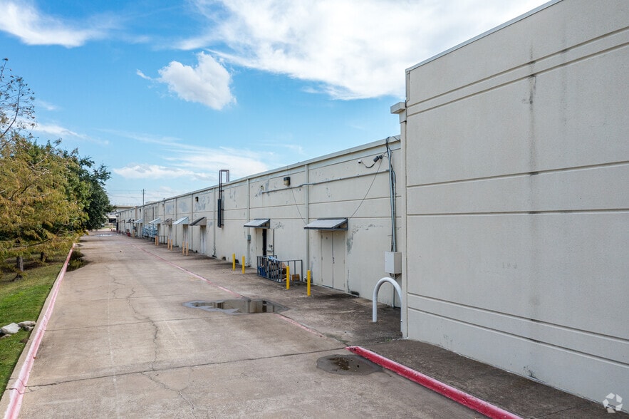 More Photos Of 11538 Harry Hines Blvd, Dallas General Retail For Sale