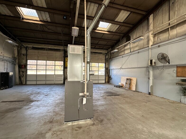 More Photos Of 8271 Brock Bridge Rd, Laurel Warehouse For Lease