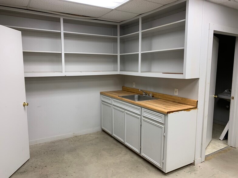 More Photos Of 5424 W Oak St, Palestine Showroom For Lease