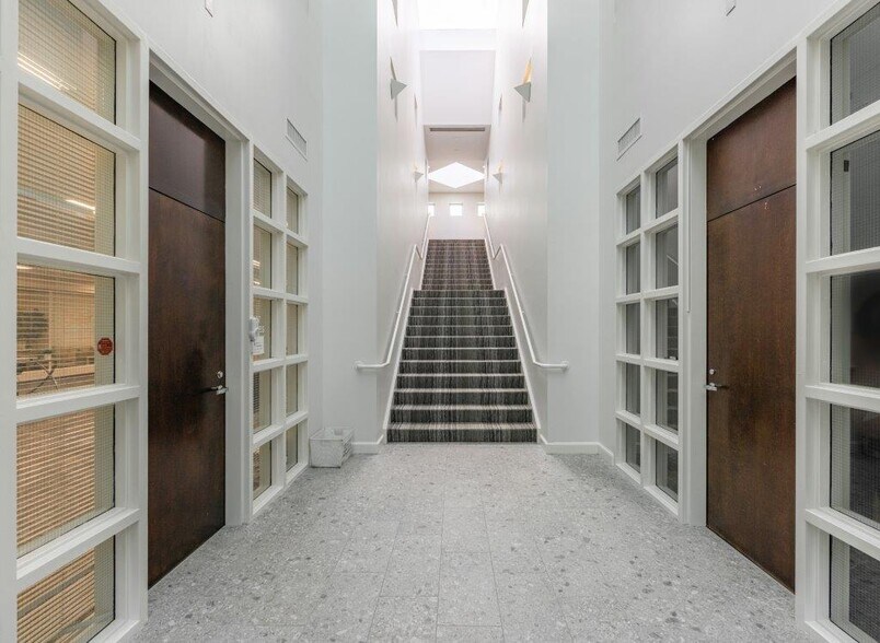 More Photos Of 8510 McAlpine Park Dr, Charlotte Unknown For Lease