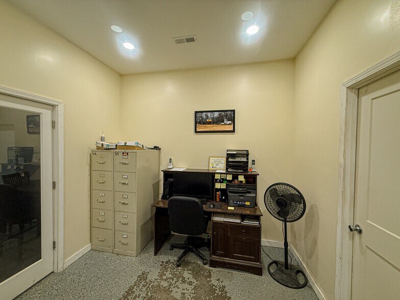 More Photos Of 5050 US-79, Paris Warehouse For Sale