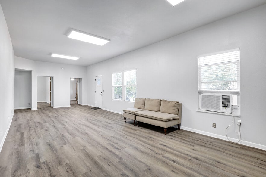 More Photos Of 1016 E Borgfeld Dr, San Antonio Flex For Sale