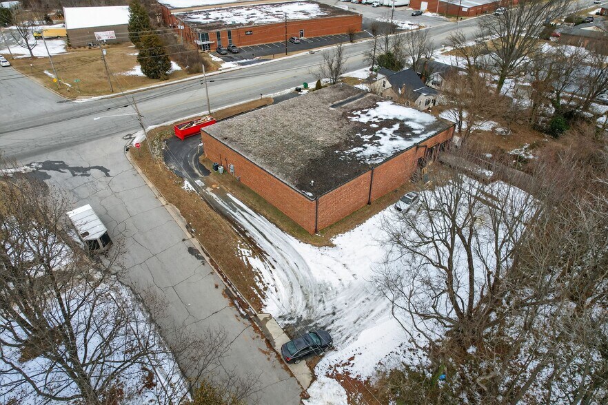 More Photos Of 1225 W Market Center Dr, High Point Warehouse For Lease