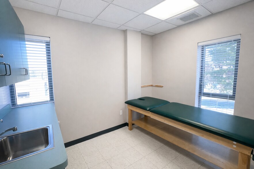 More Photos Of 20 Beacon Hill Dr, Dobbs Ferry Office For Lease