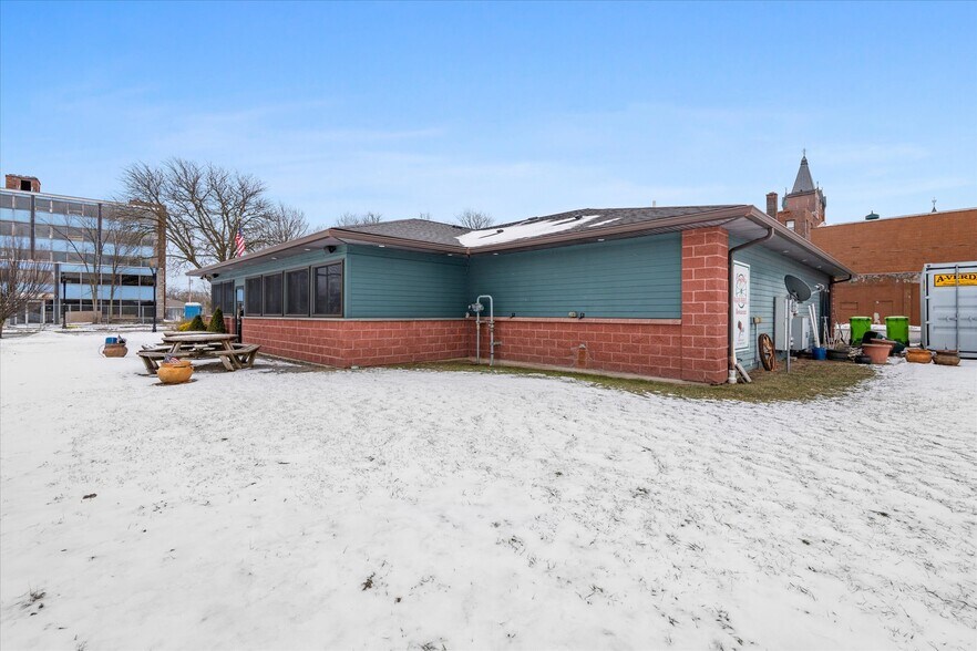 More Photos Of 212 Main St, Oneida General Retail For Sale